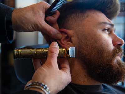 Intanto il 25enne dipendente Gaetano � all�opera sul viso di un cliente dalla barba �sfumata�. �La macchinetta � ci spiega � serve a sfoltire il �grosso�...